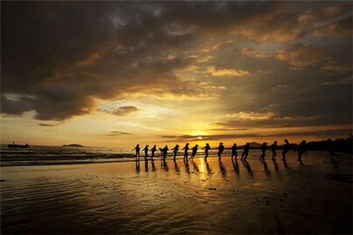 己亥日柱是十大富贵日吗（己亥日富贵八字）